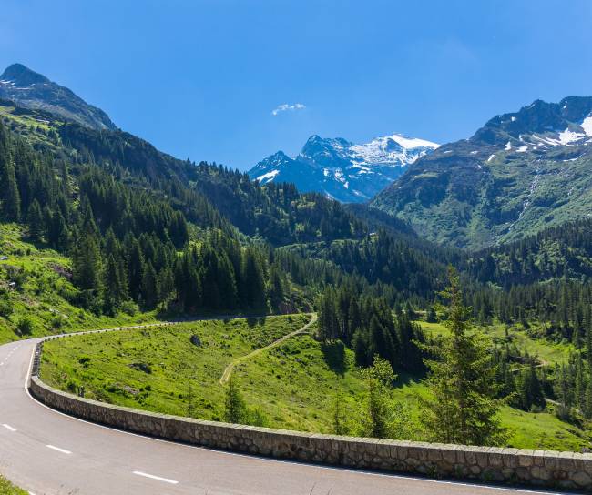 Eine Strasse in den Bergen in der Schweiz