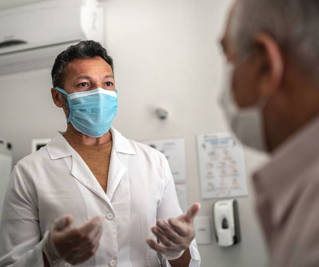 close-up Arzt und Patient im Gespräch