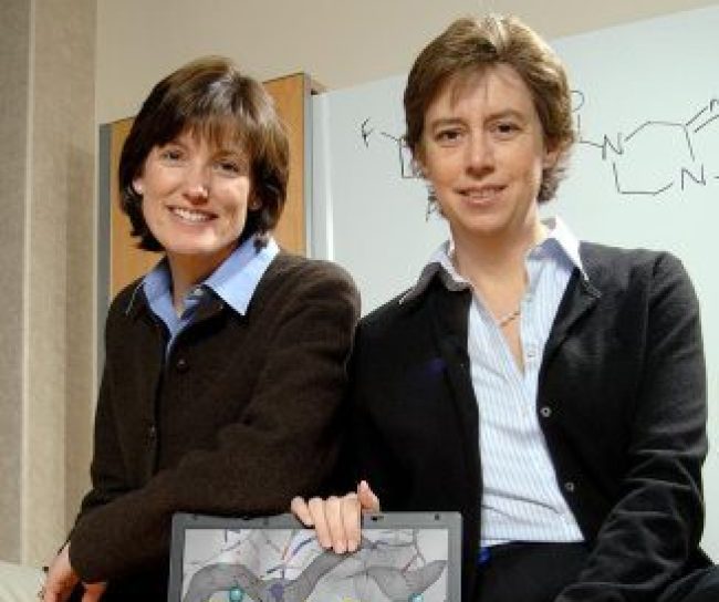 Die Wissenschaftlerinnen Thornberry und Weber lächeln in die Kamera