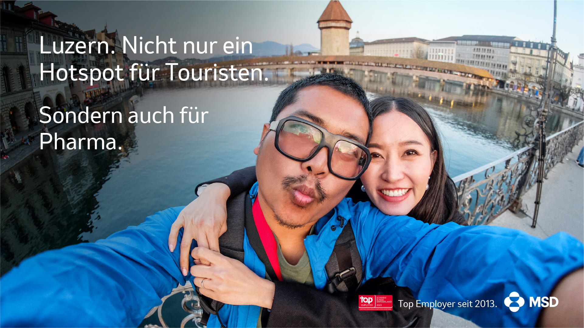 Selfie eines Pärchens vor der Kappeler Brücke in Luzern