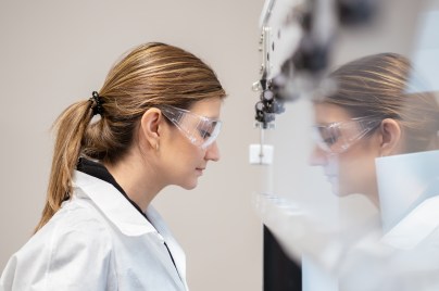 Wissenschaftlerin arbeitet im Labor