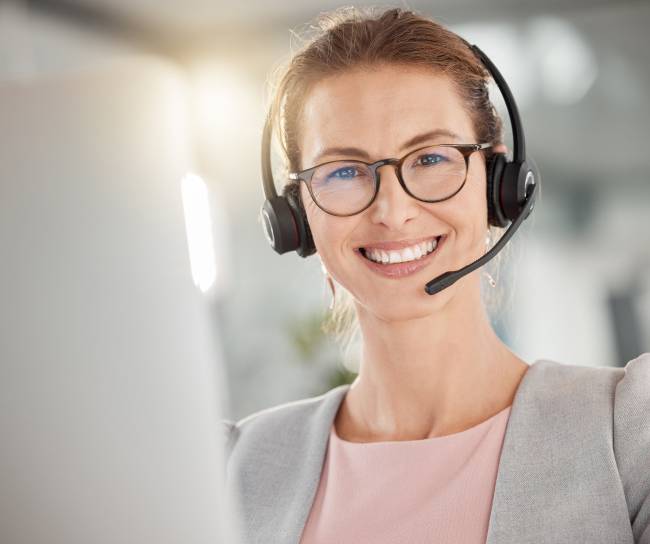 Frau mit Headset