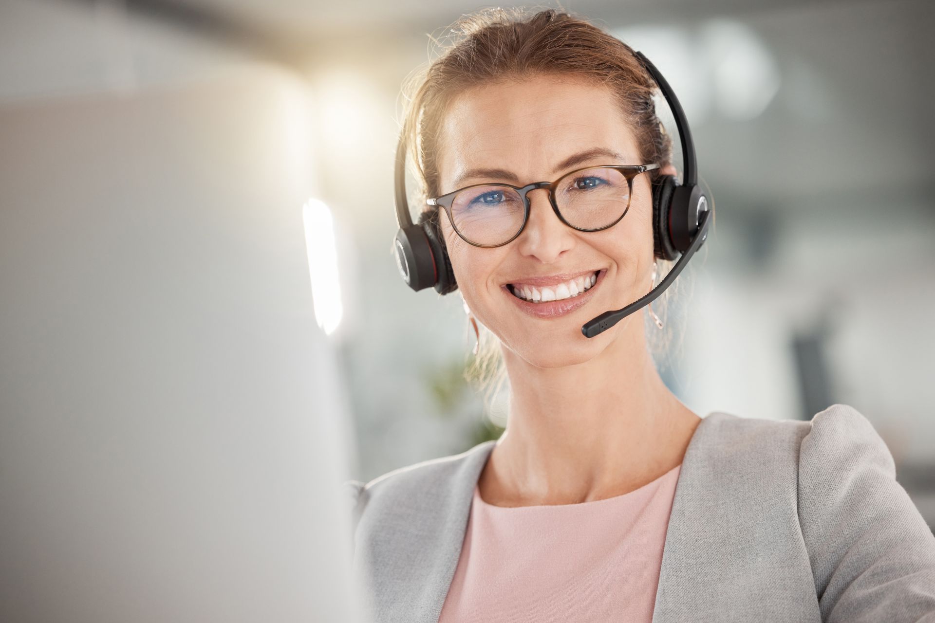 Frau mit Headset