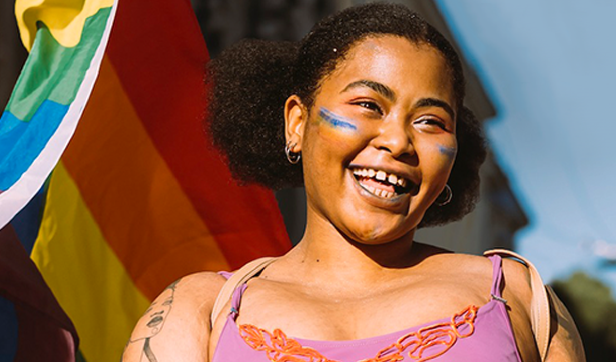 Menschen an einer Pride Month Parade