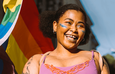 Menschen an einer Pride Month Parade