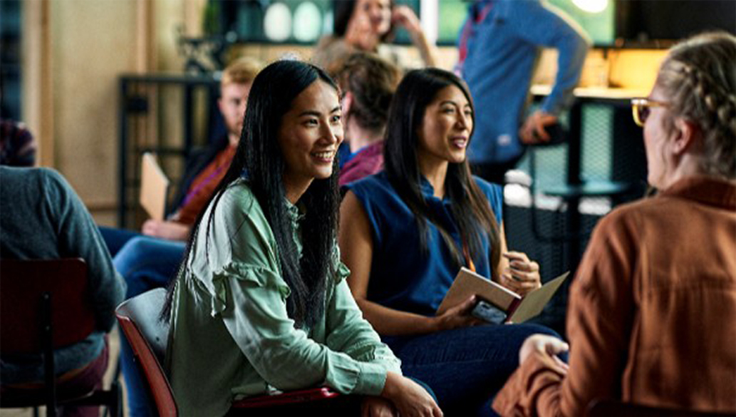 Foto: Menschen, die miteinander sprechen