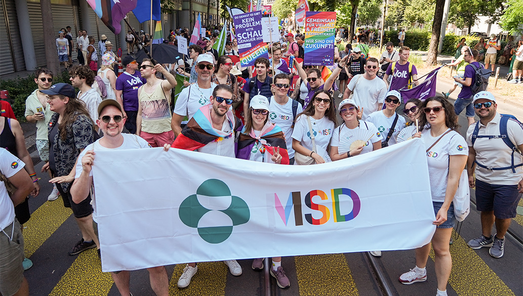 Foto: MSD-Mitarbeiter nehmen an einer Veranstaltung zur Inklusion und Sensibilisierung für LGBTQ+ teil.