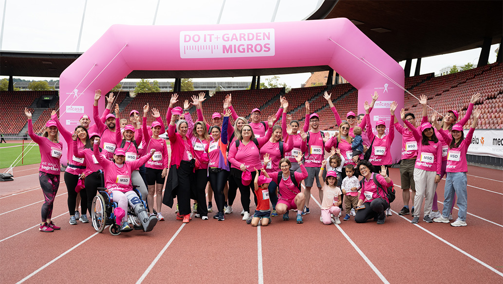 Foto: MSD- Angestellte mit rosa Hemden auf einer Laufbahn