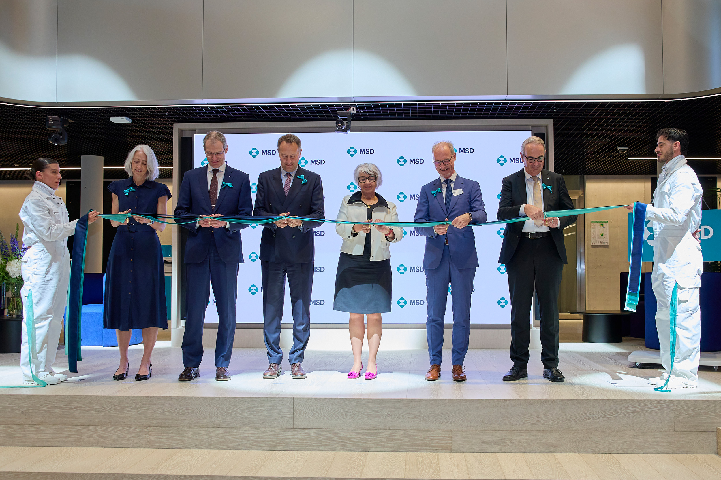 MSD Schweiz One-Roof Ribbon Cutting: Von links nach rechts: Tänzerin – Louise Houson (President EUCAN, MSD) – Reto Wyss (Regierungsrat, Finanzdepartement Kanton Luzern) – Marc Gailhardou (President Region Intercontinental, MSD) – Elisabeth Baume-Schneider – Jasper Kunow (Managing Director a.i. MSD Switzerland) – Beat Züsli (Stadtpräsident Luzern) - Tänzer, © wimanphotography