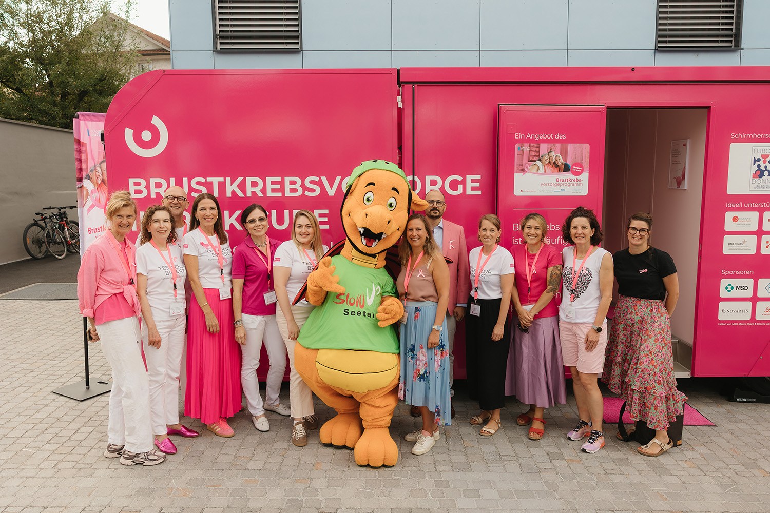 PINK CUBE in Hochdorf: Team des Kantons Luzern, Vertreter:innen von MSD und des PINK CUBE mit dem Maskottchen des slowUp Seetal.