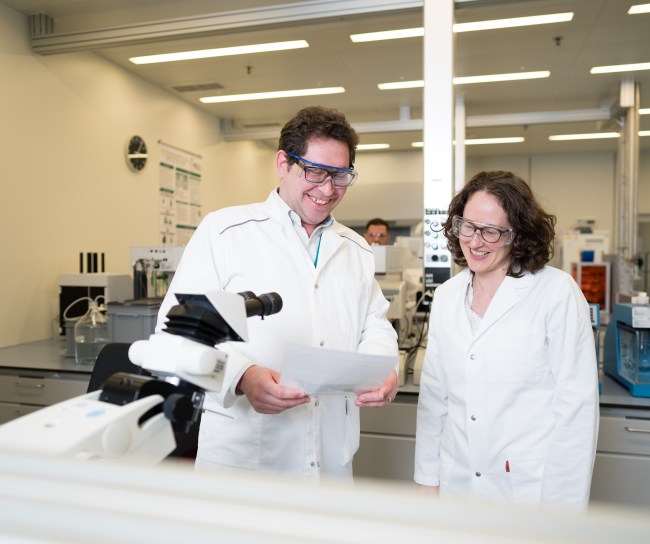 Photo: two researchers at MSD