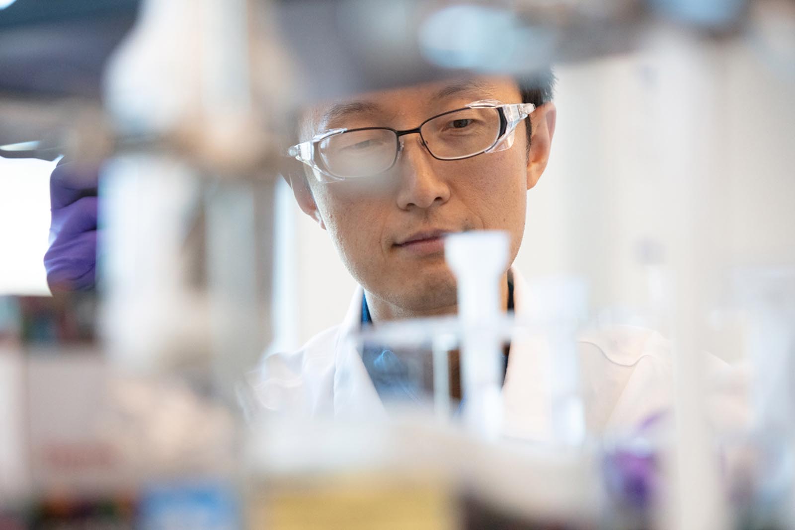 Scientifiques au travail dans un laboratoire