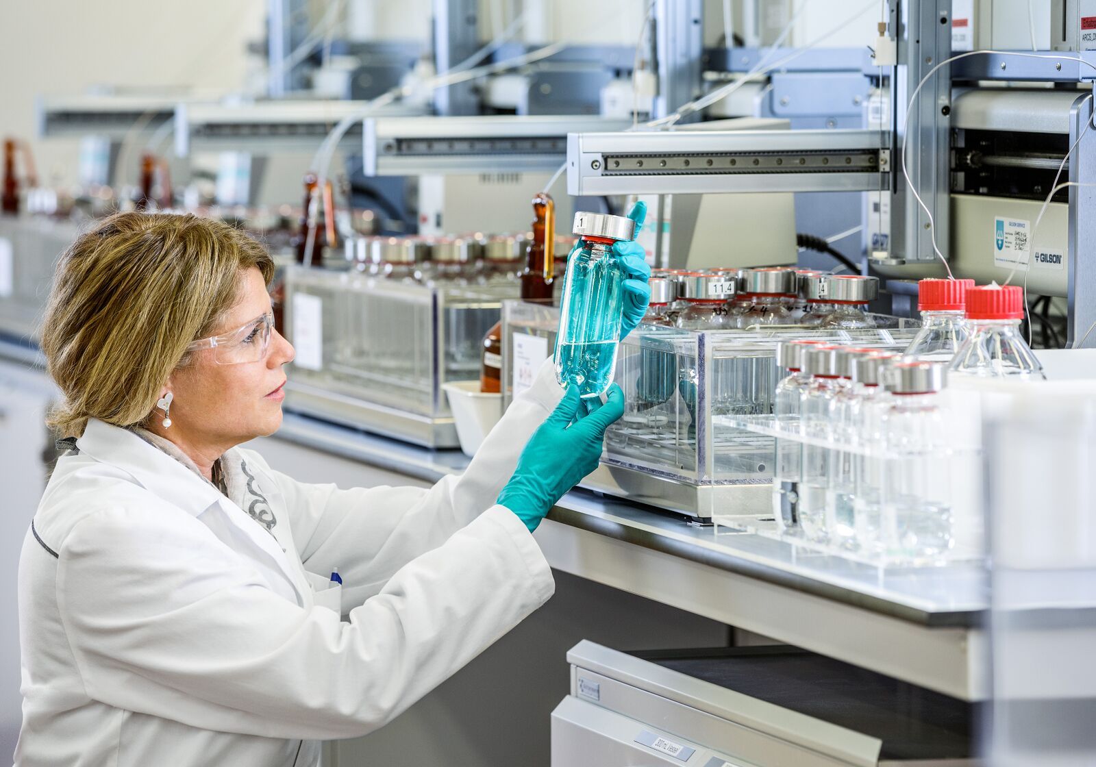 Chercheuse en laboratoire