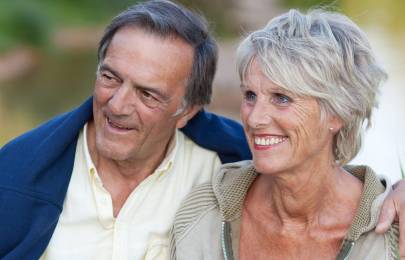 Un couple heureux regarde la prairie