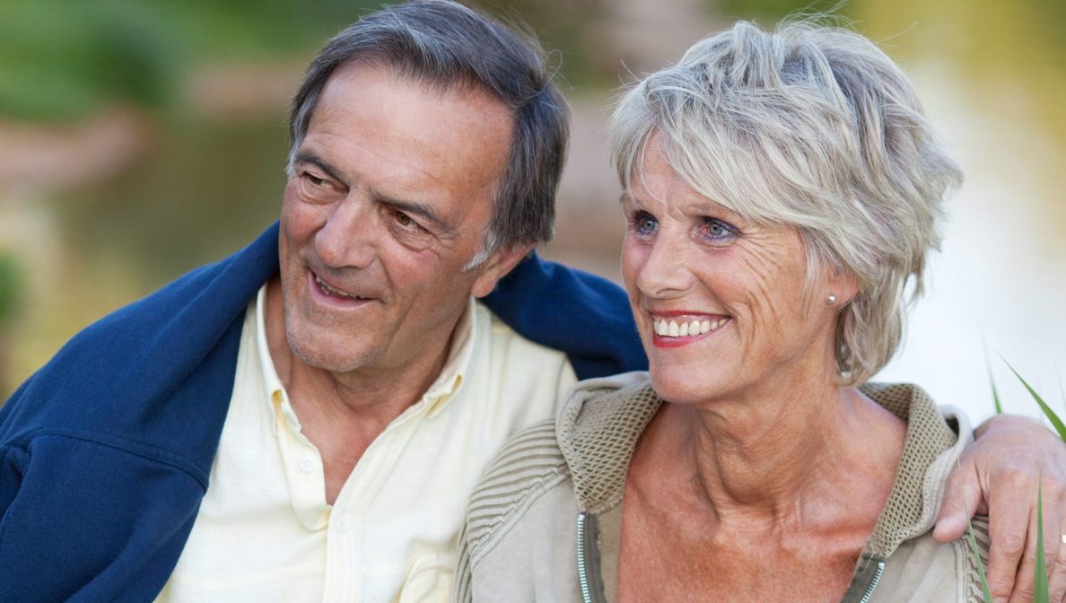 Un couple heureux regarde la prairie
