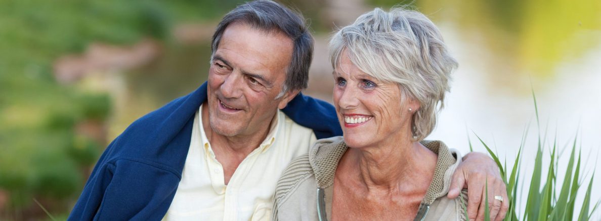 Un couple heureux regarde la prairie