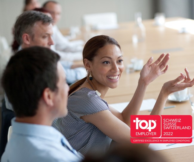 Collaborateurs lors d'une réunion à la table