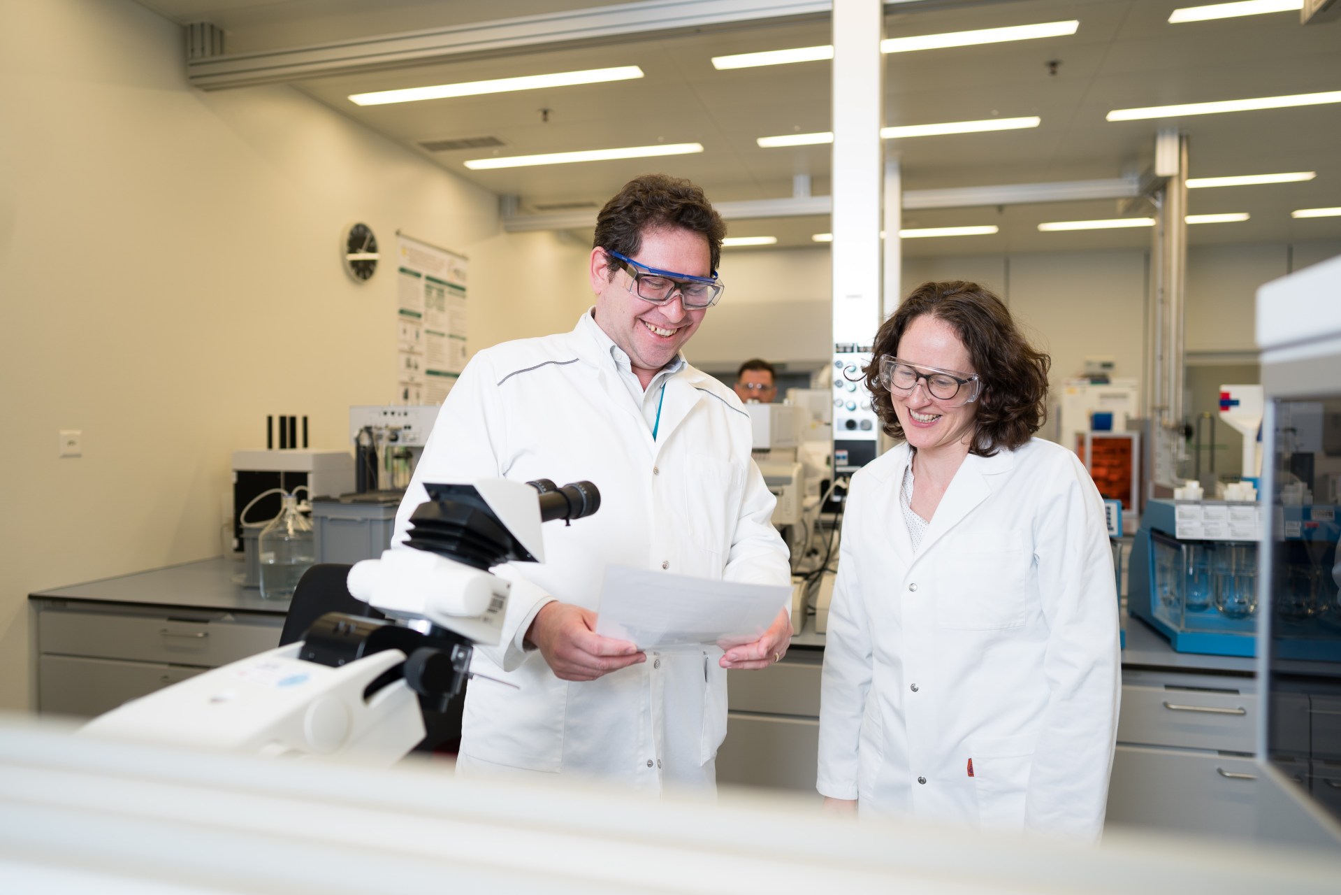 Photo : deux chercheurs chez MSD