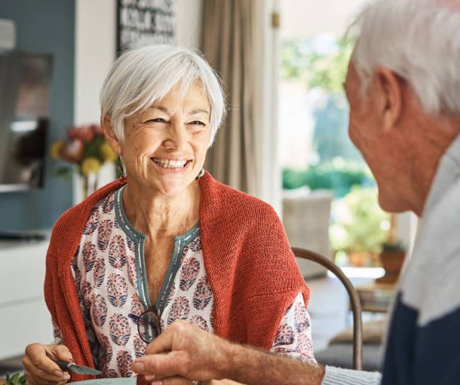 un couple âgé savoure un petit-déjeuner sain
