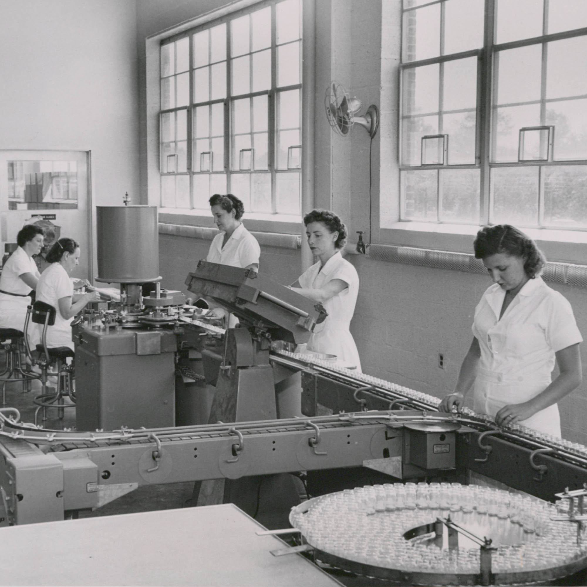 Photo: Collaborateurs lors de la confection de cortisone en 1952