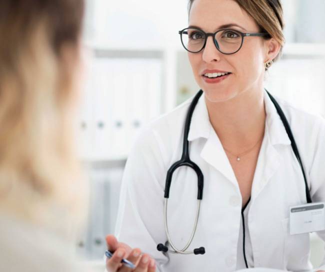 Photo: Médecin en conversation avec une patiente