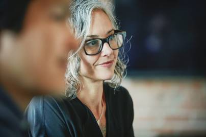 Nos employés écoutent de près lors d'une réunion d'équipe