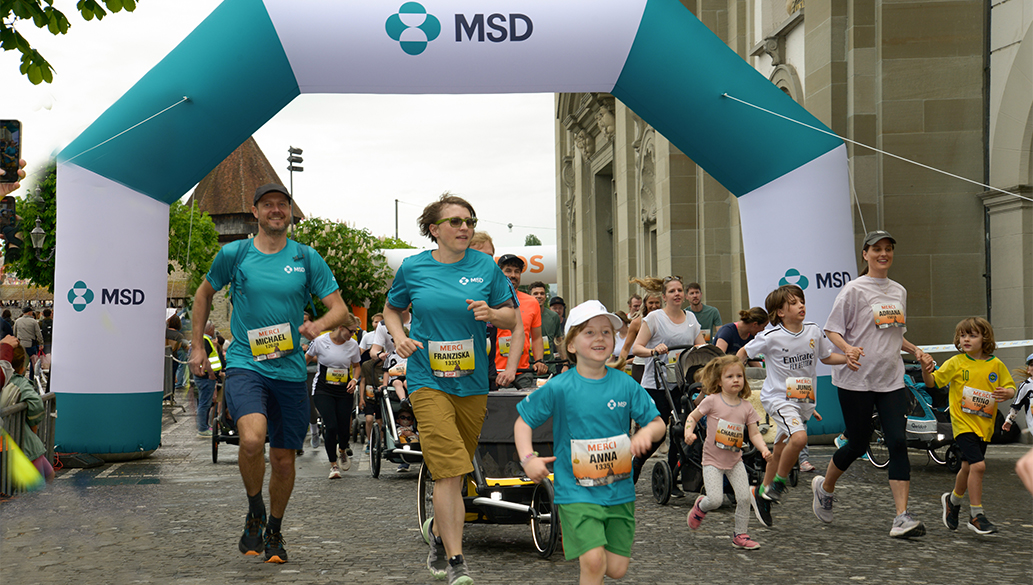Photo : collaborateurs et collaboratrices de MSD avec des enfants lors de la Lucerne City Run