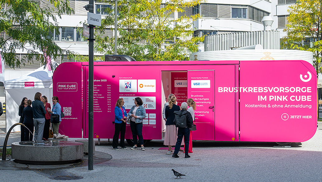 Photo : Pink Cube 2025 sur l'Utoplatz à Zurich