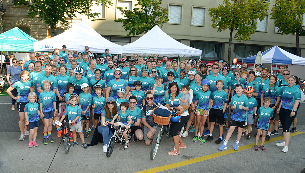 Photo : collaborateurs et collaboratrices de MSD avec des enfants lors de la course Race for Life.