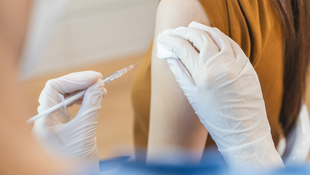 Photo : médecin vaccinant une employée