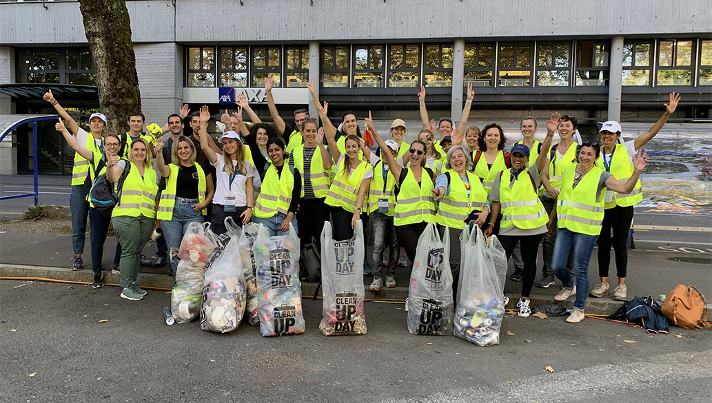 Photo: collaborateurs et collaboratrices de MSD ramassent des déchets lors d'une activité bénévole.