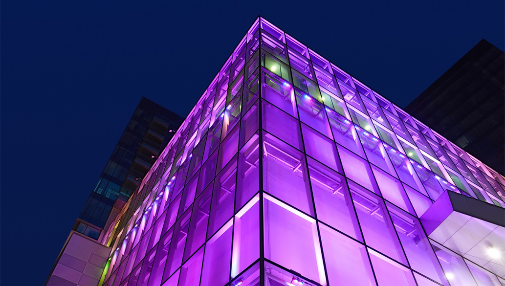 Photo : Un bâtiment illuminé en pink