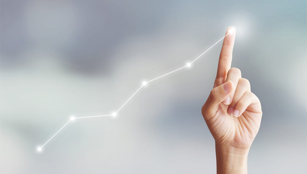 Image : main pointant vers le haut le long d'un graphique linéaire lumineux symbolisant la croissance.